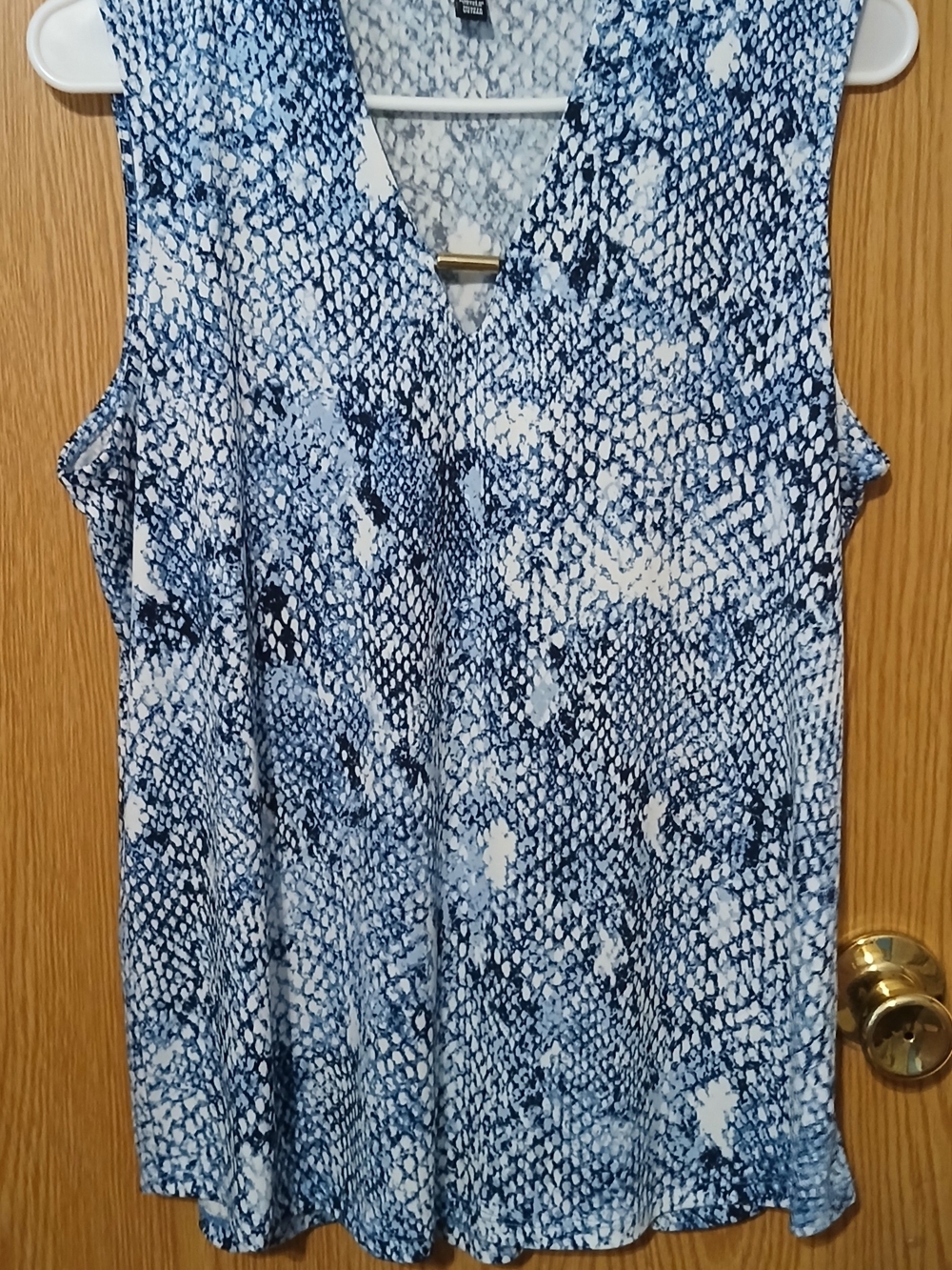 Jones New York Blue & White Snake-Print V-Neck Tank Top
